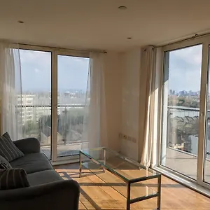 2 Bed 2 Baths Apt In Stratford Apartment London